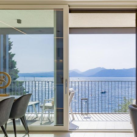 Salvatorehomes - Luxurious Dreamview Waterfront Apartment In Torri Del Benaco With Pool - Casa Azura - A 5 Star Luxury Collection At Lake Garda エクステリア 写真