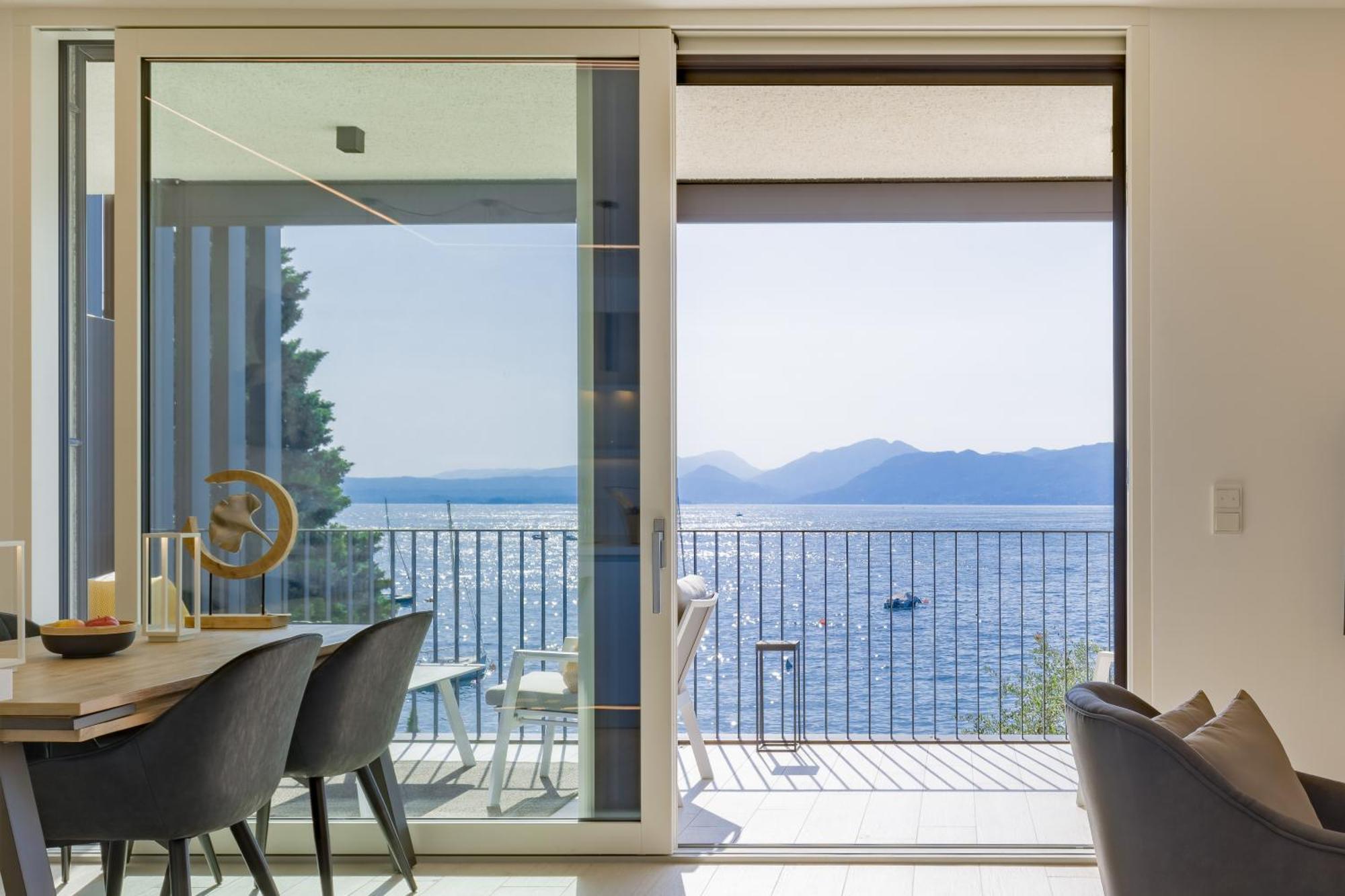 Salvatorehomes - Luxurious Dreamview Waterfront Apartment In Torri Del Benaco With Pool - Casa Azura - A 5 Star Luxury Collection At Lake Garda エクステリア 写真
