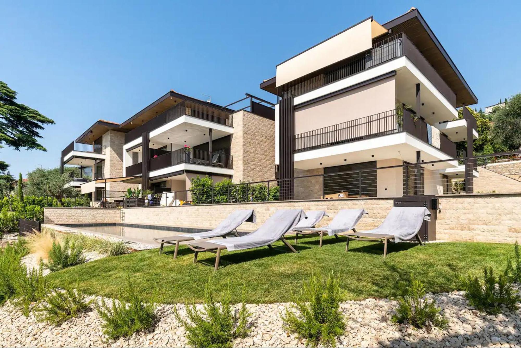Salvatorehomes - Luxurious Dreamview Waterfront Apartment In Torri Del Benaco With Pool - Casa Azura - A 5 Star Luxury Collection At Lake Garda エクステリア 写真