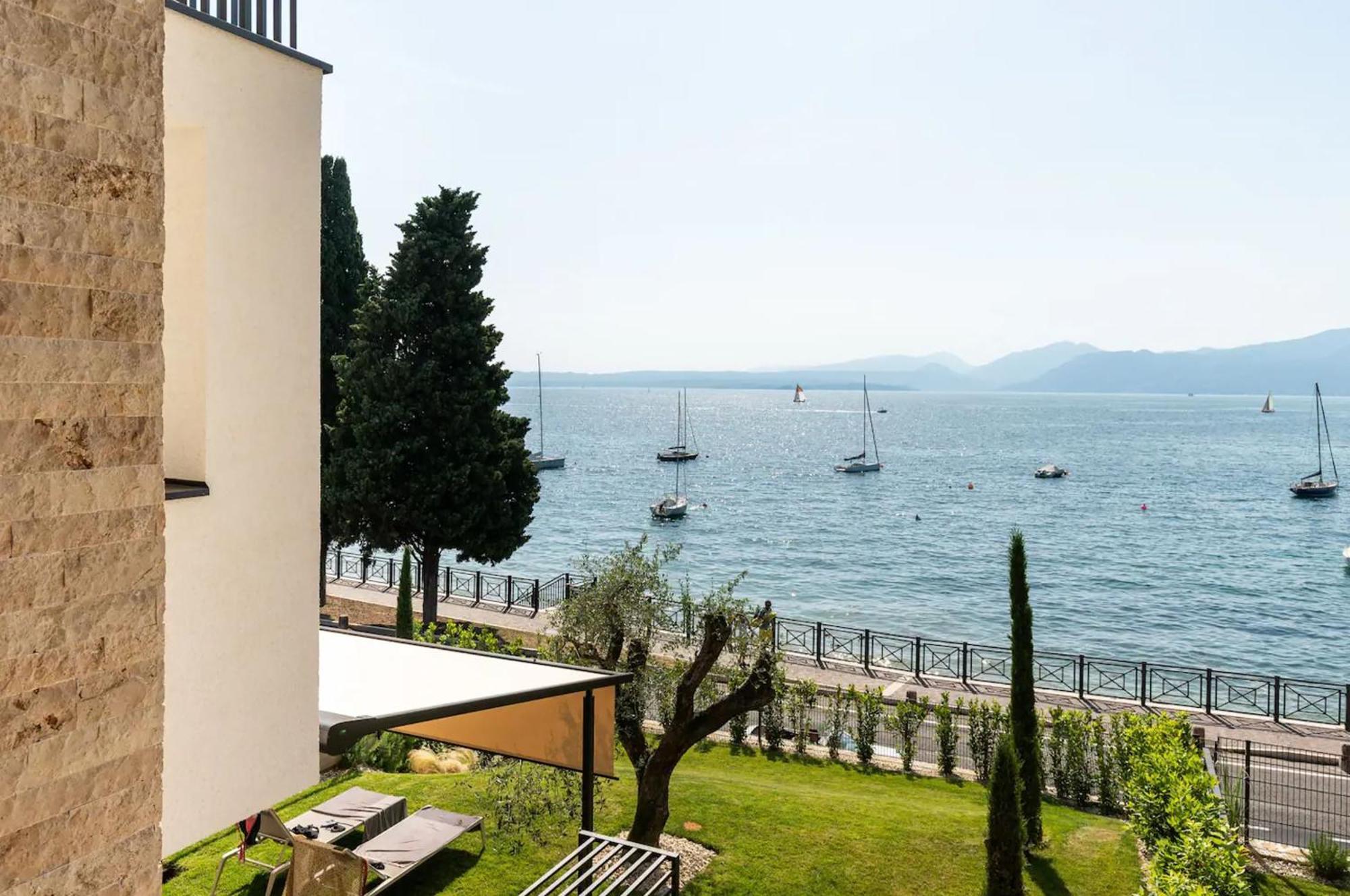 Salvatorehomes - Luxurious Dreamview Waterfront Apartment In Torri Del Benaco With Pool - Casa Azura - A 5 Star Luxury Collection At Lake Garda エクステリア 写真