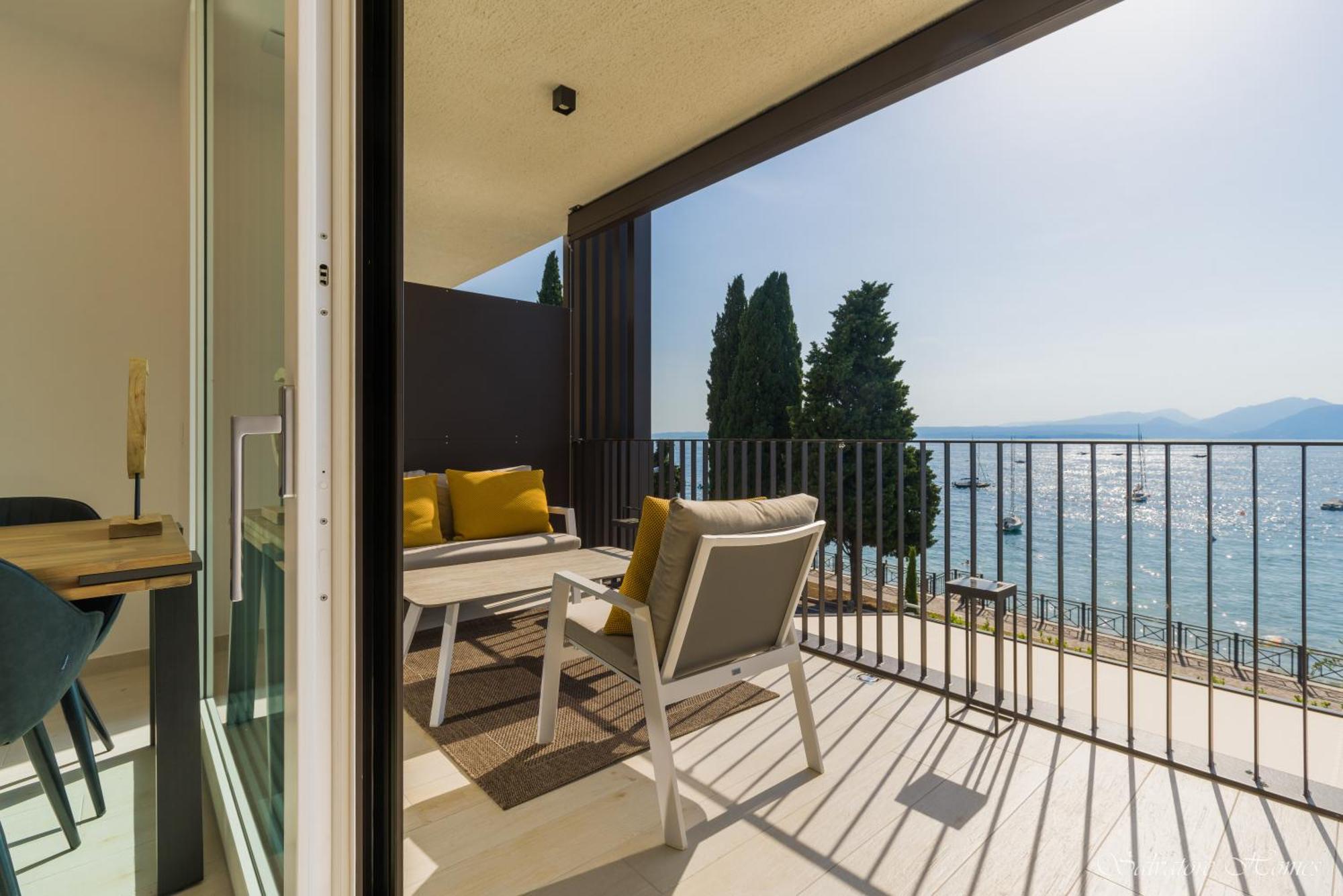Salvatorehomes - Luxurious Dreamview Waterfront Apartment In Torri Del Benaco With Pool - Casa Azura - A 5 Star Luxury Collection At Lake Garda エクステリア 写真