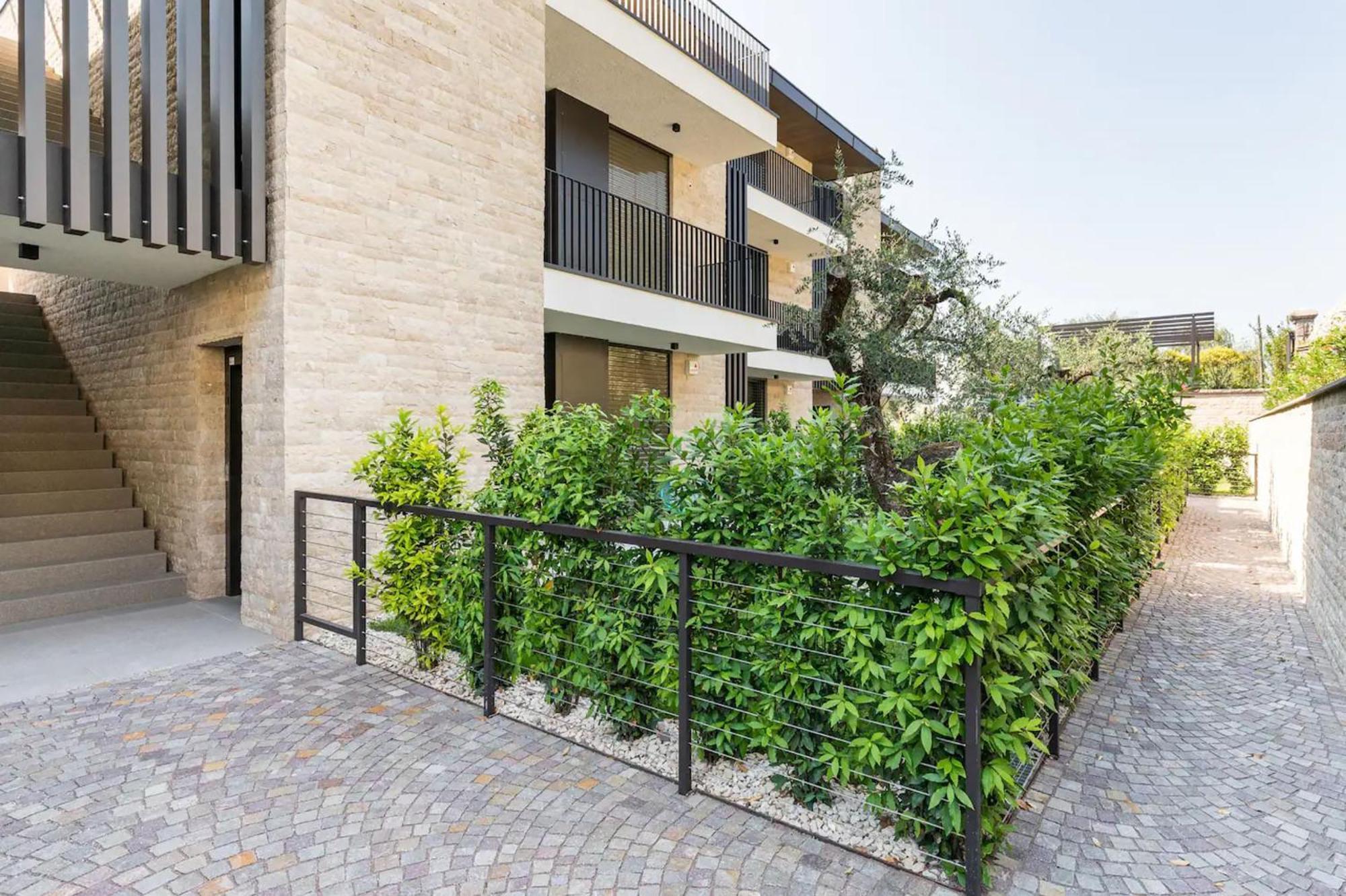 Salvatorehomes - Luxurious Dreamview Waterfront Apartment In Torri Del Benaco With Pool - Casa Azura - A 5 Star Luxury Collection At Lake Garda エクステリア 写真