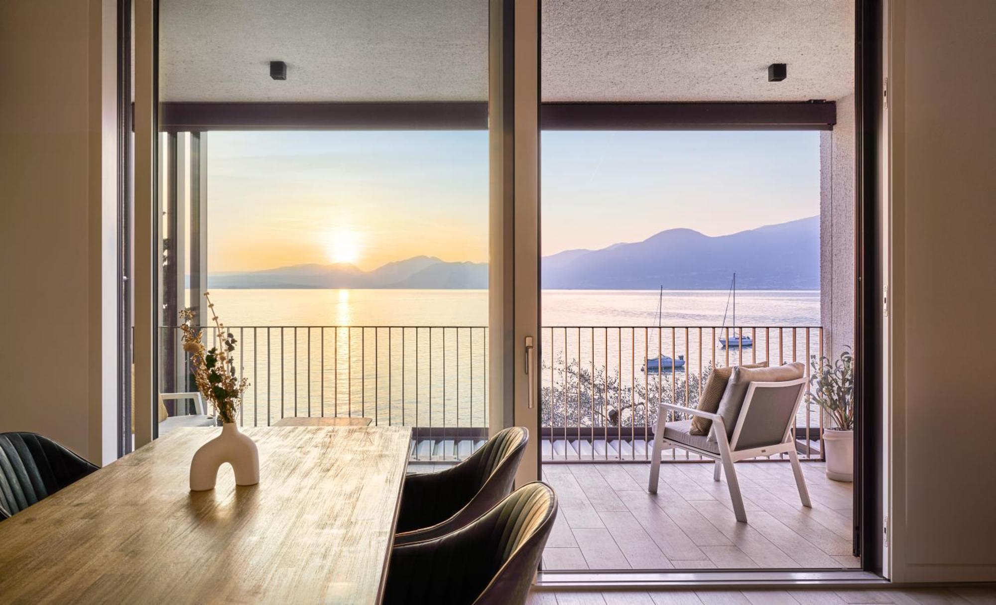 Salvatorehomes - Luxurious Dreamview Waterfront Apartment In Torri Del Benaco With Pool - Casa Azura - A 5 Star Luxury Collection At Lake Garda エクステリア 写真