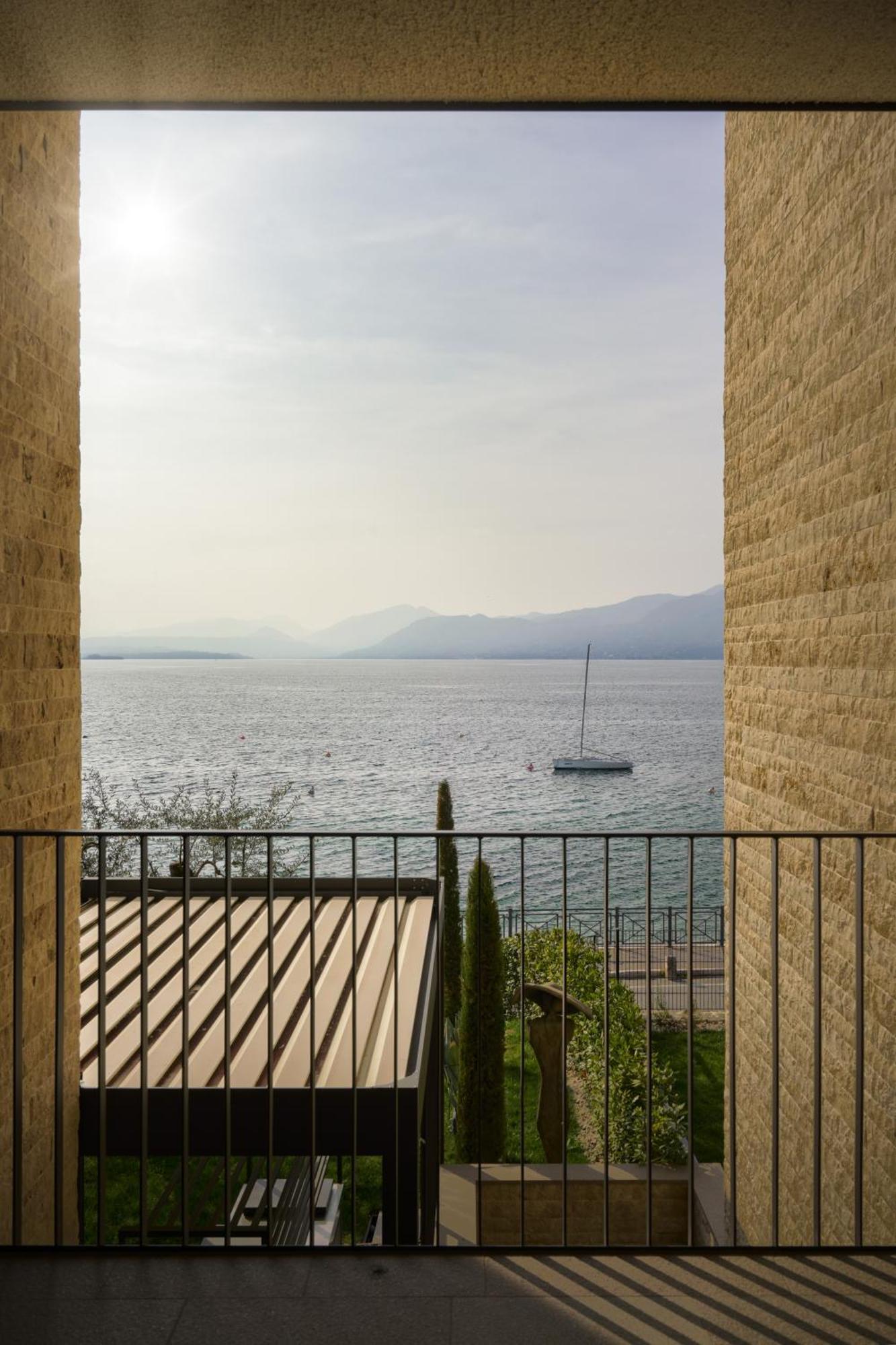 Salvatorehomes - Luxurious Dreamview Waterfront Apartment In Torri Del Benaco With Pool - Casa Azura - A 5 Star Luxury Collection At Lake Garda エクステリア 写真