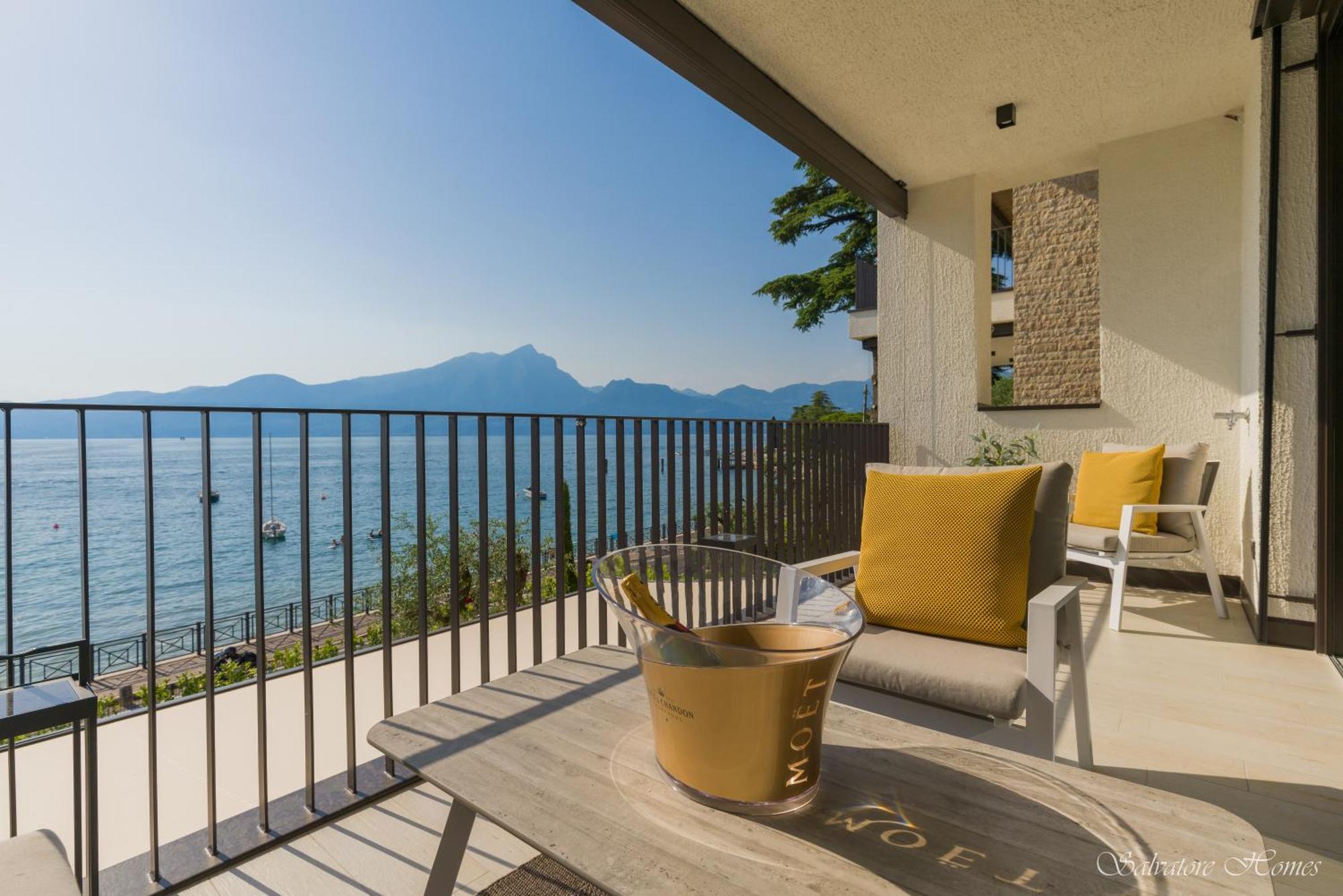 Salvatorehomes - Luxurious Dreamview Waterfront Apartment In Torri Del Benaco With Pool - Casa Azura - A 5 Star Luxury Collection At Lake Garda エクステリア 写真
