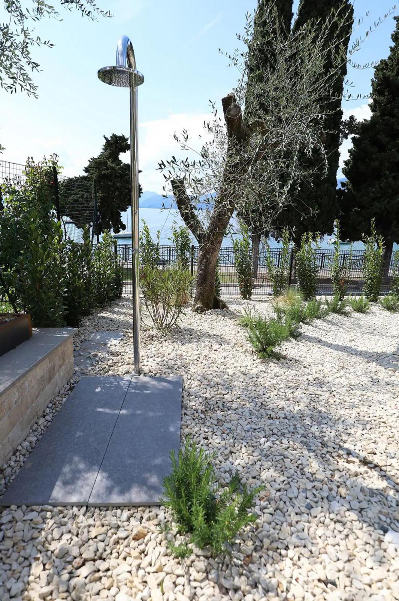 Salvatorehomes - Luxurious Dreamview Waterfront Apartment In Torri Del Benaco With Pool - Casa Azura - A 5 Star Luxury Collection At Lake Garda エクステリア 写真