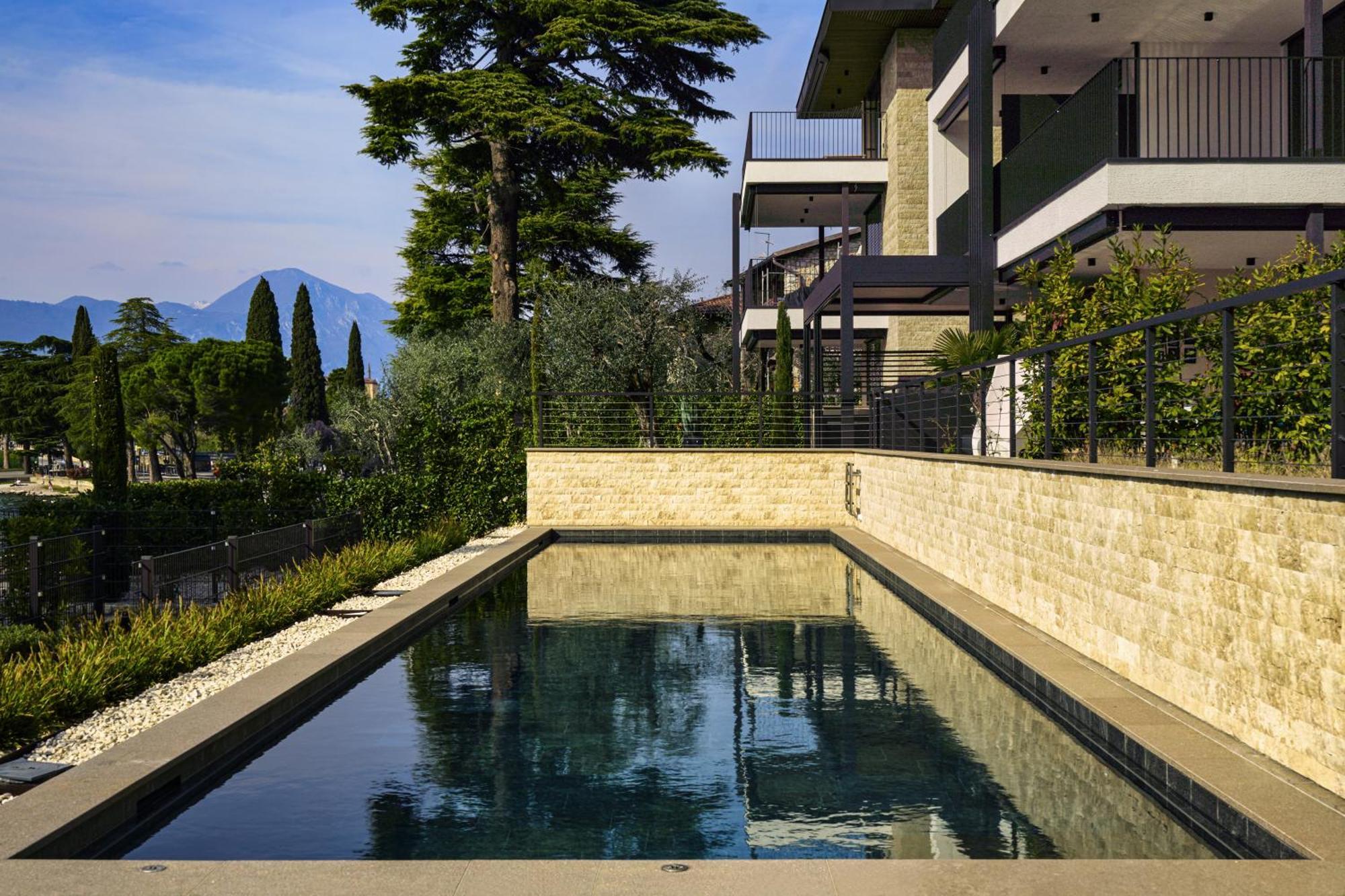 Salvatorehomes - Luxurious Dreamview Waterfront Apartment In Torri Del Benaco With Pool - Casa Azura - A 5 Star Luxury Collection At Lake Garda エクステリア 写真
