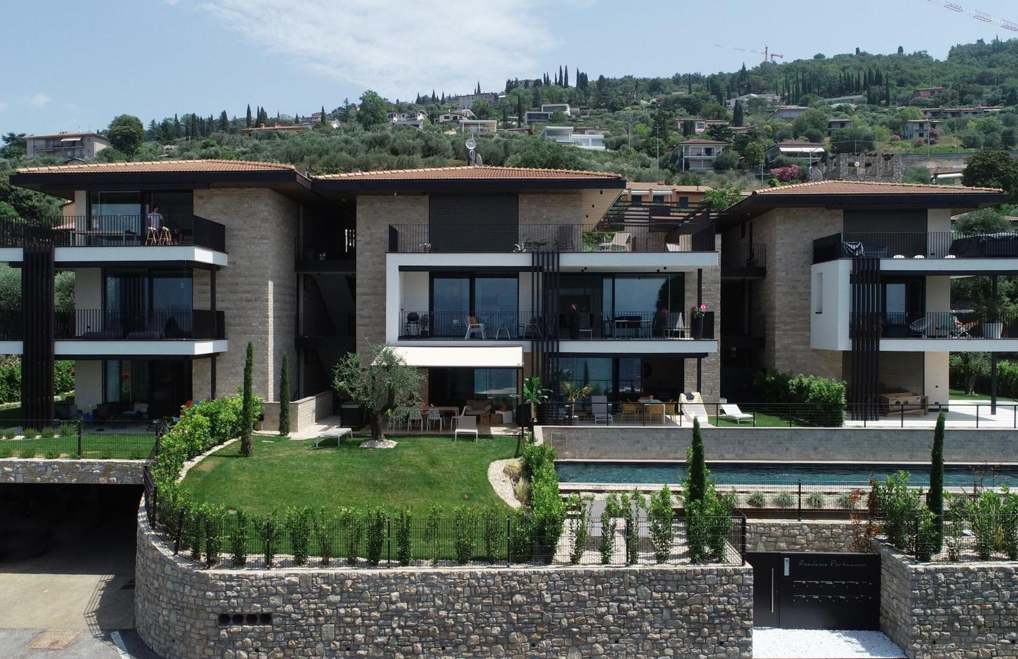 Salvatorehomes - Luxurious Dreamview Waterfront Apartment In Torri Del Benaco With Pool - Casa Azura - A 5 Star Luxury Collection At Lake Garda エクステリア 写真