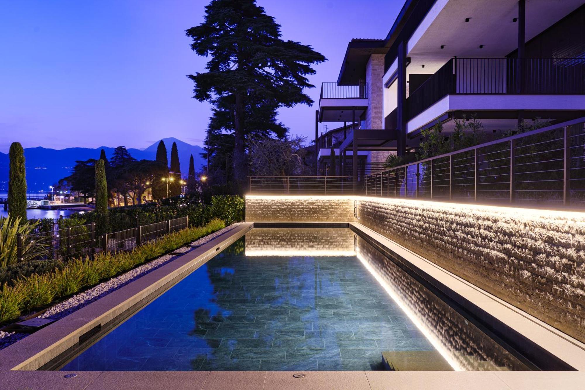 Salvatorehomes - Luxurious Dreamview Waterfront Apartment In Torri Del Benaco With Pool - Casa Azura - A 5 Star Luxury Collection At Lake Garda エクステリア 写真