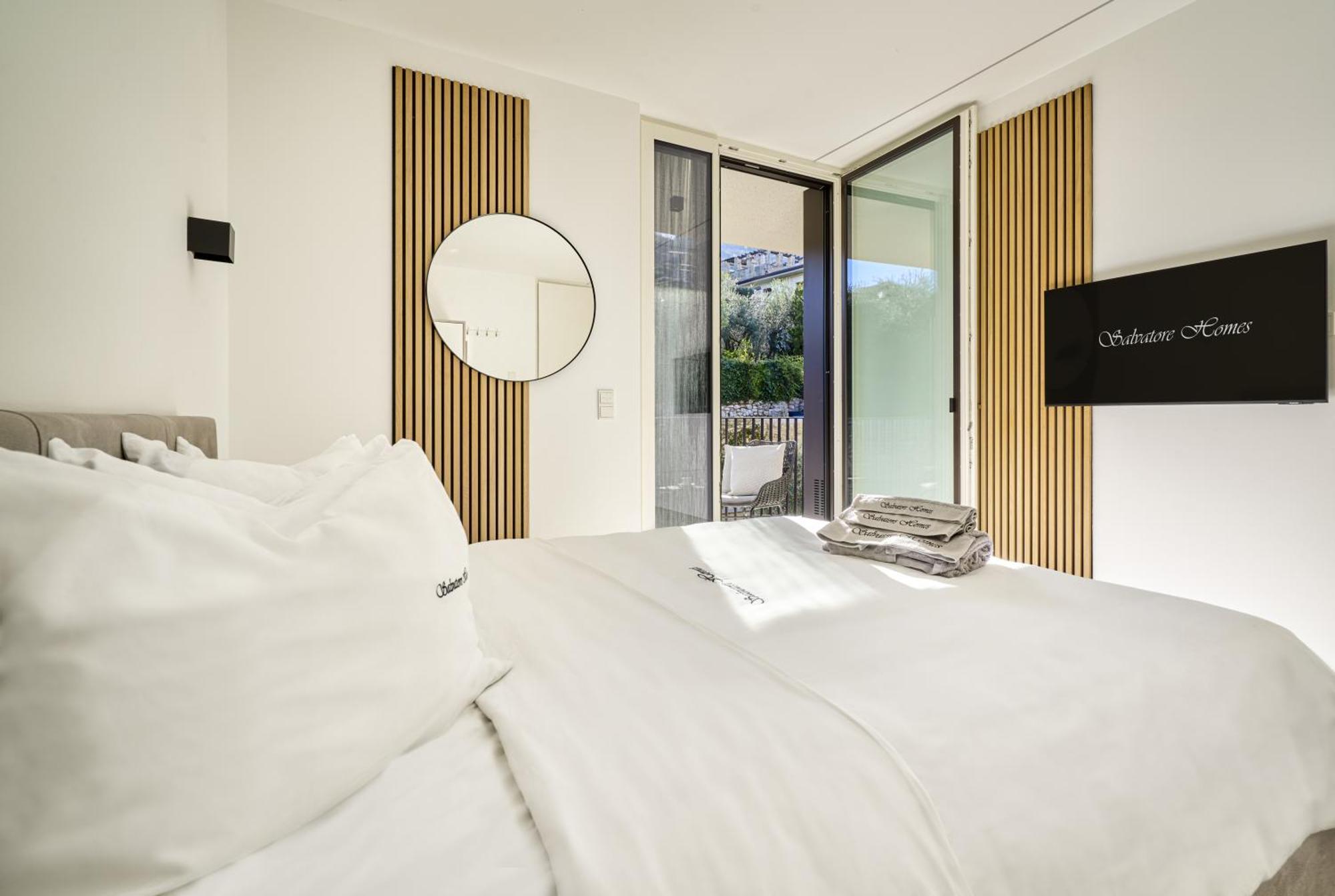 Salvatorehomes - Luxurious Dreamview Waterfront Apartment In Torri Del Benaco With Pool - Casa Azura - A 5 Star Luxury Collection At Lake Garda エクステリア 写真