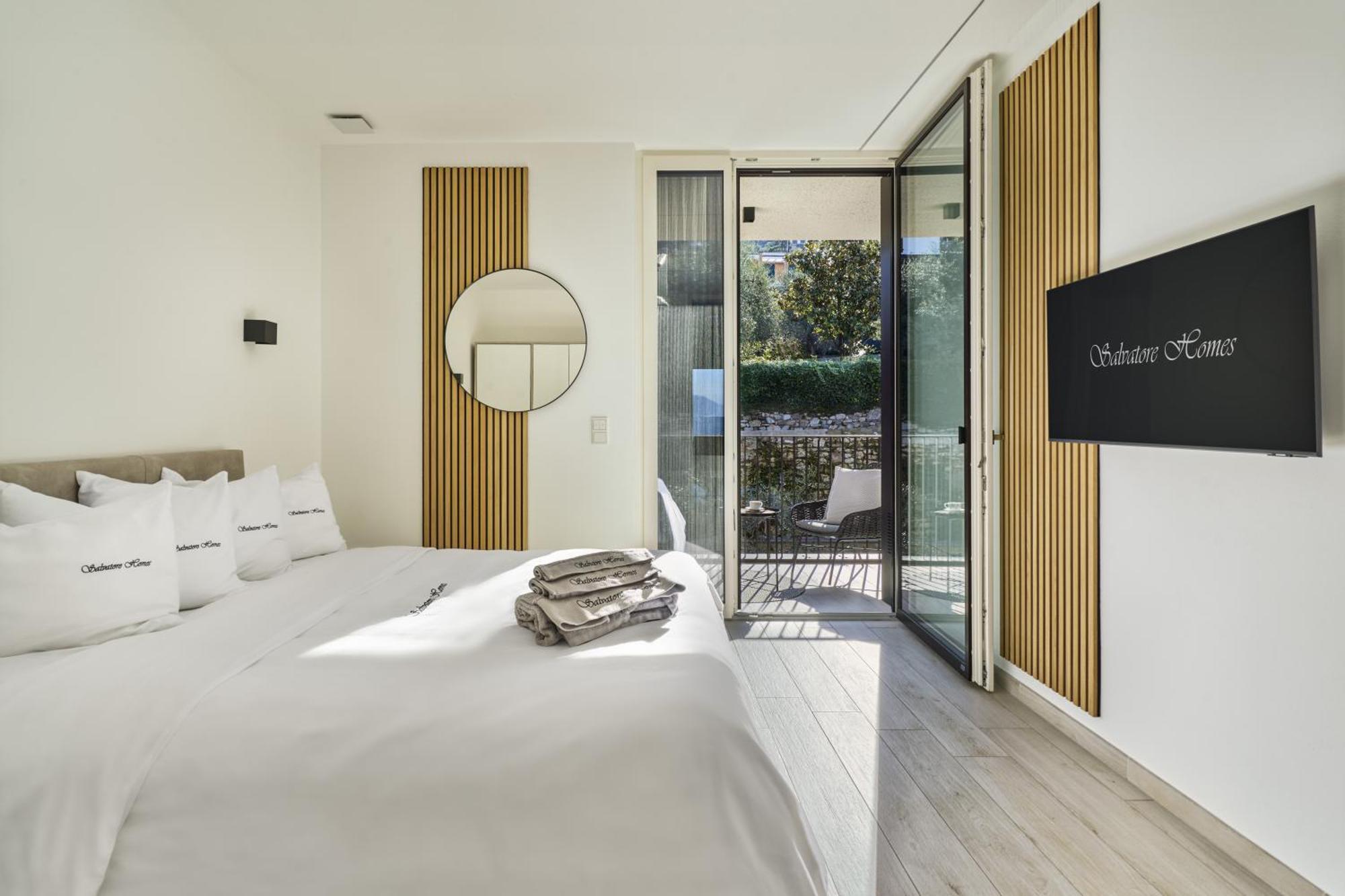Salvatorehomes - Luxurious Dreamview Waterfront Apartment In Torri Del Benaco With Pool - Casa Azura - A 5 Star Luxury Collection At Lake Garda エクステリア 写真