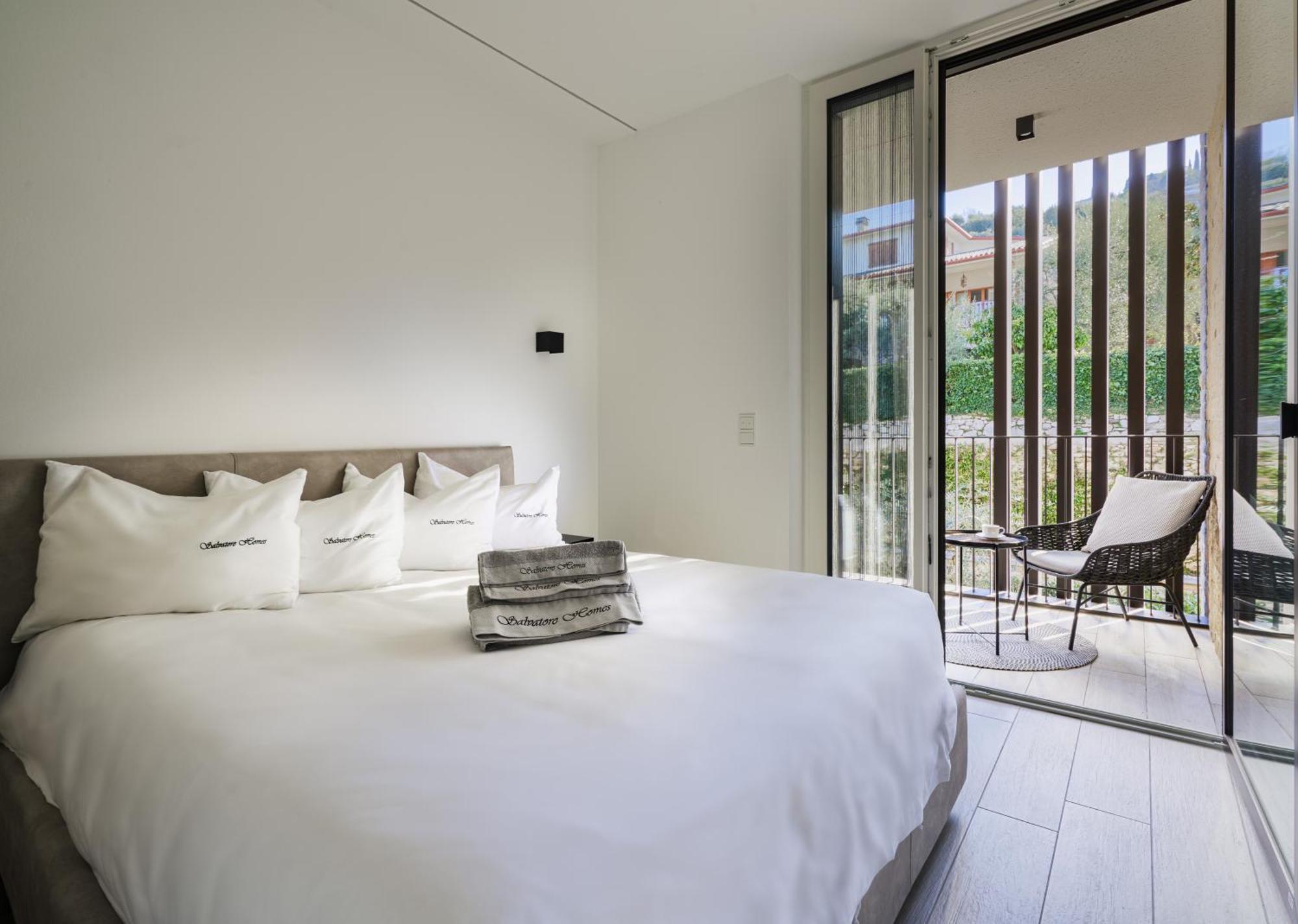 Salvatorehomes - Luxurious Dreamview Waterfront Apartment In Torri Del Benaco With Pool - Casa Azura - A 5 Star Luxury Collection At Lake Garda エクステリア 写真
