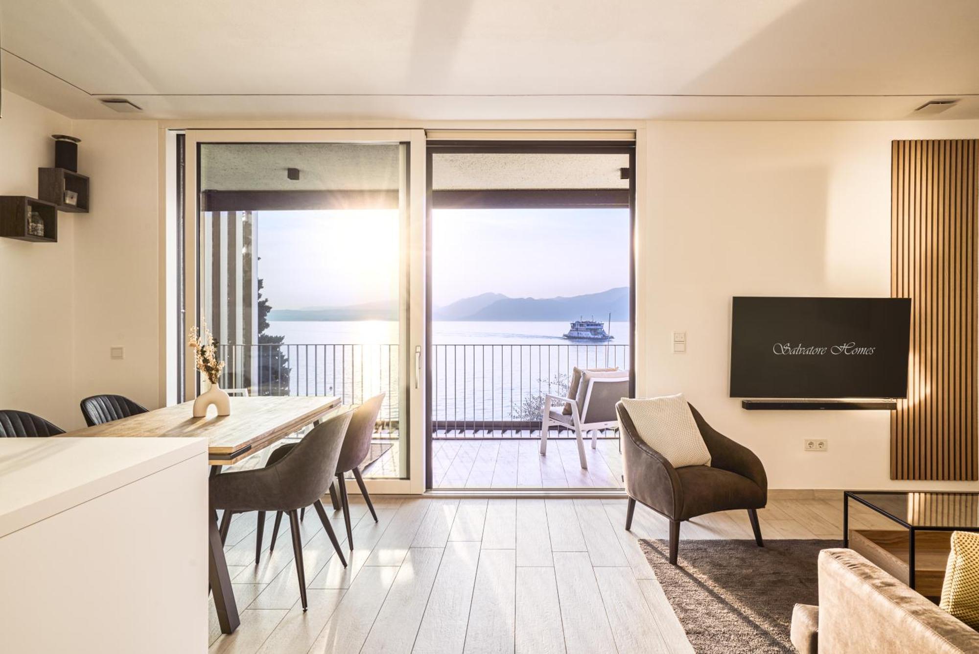 Salvatorehomes - Luxurious Dreamview Waterfront Apartment In Torri Del Benaco With Pool - Casa Azura - A 5 Star Luxury Collection At Lake Garda エクステリア 写真