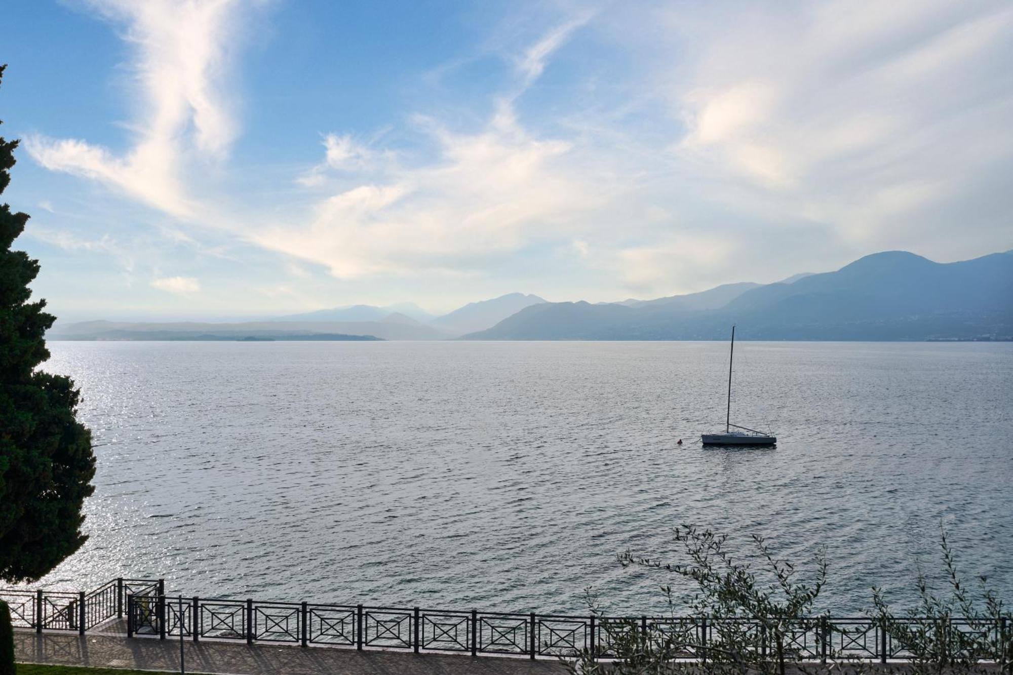 Salvatorehomes - Luxurious Dreamview Waterfront Apartment In Torri Del Benaco With Pool - Casa Azura - A 5 Star Luxury Collection At Lake Garda エクステリア 写真