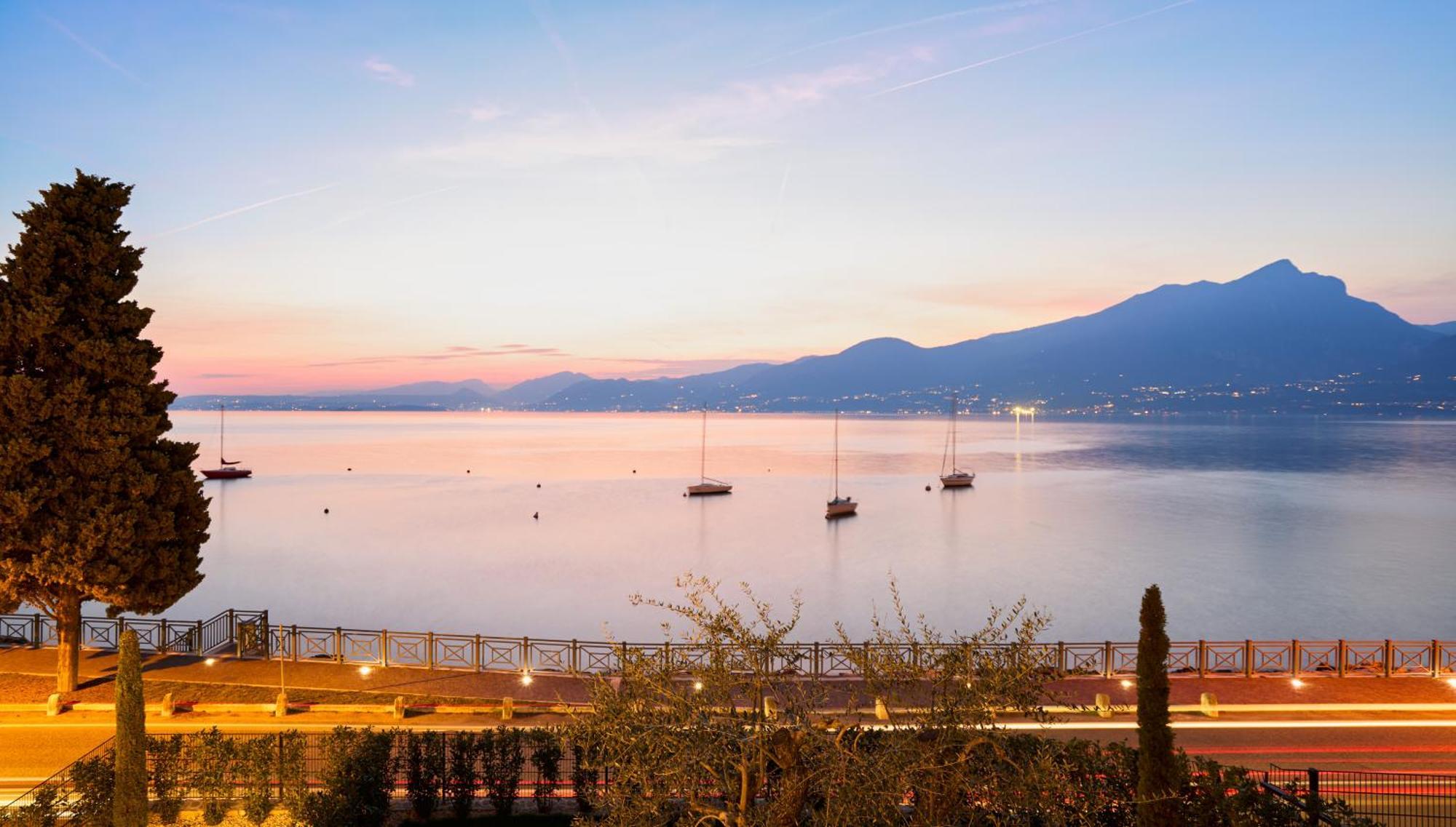 Salvatorehomes - Luxurious Dreamview Waterfront Apartment In Torri Del Benaco With Pool - Casa Azura - A 5 Star Luxury Collection At Lake Garda エクステリア 写真