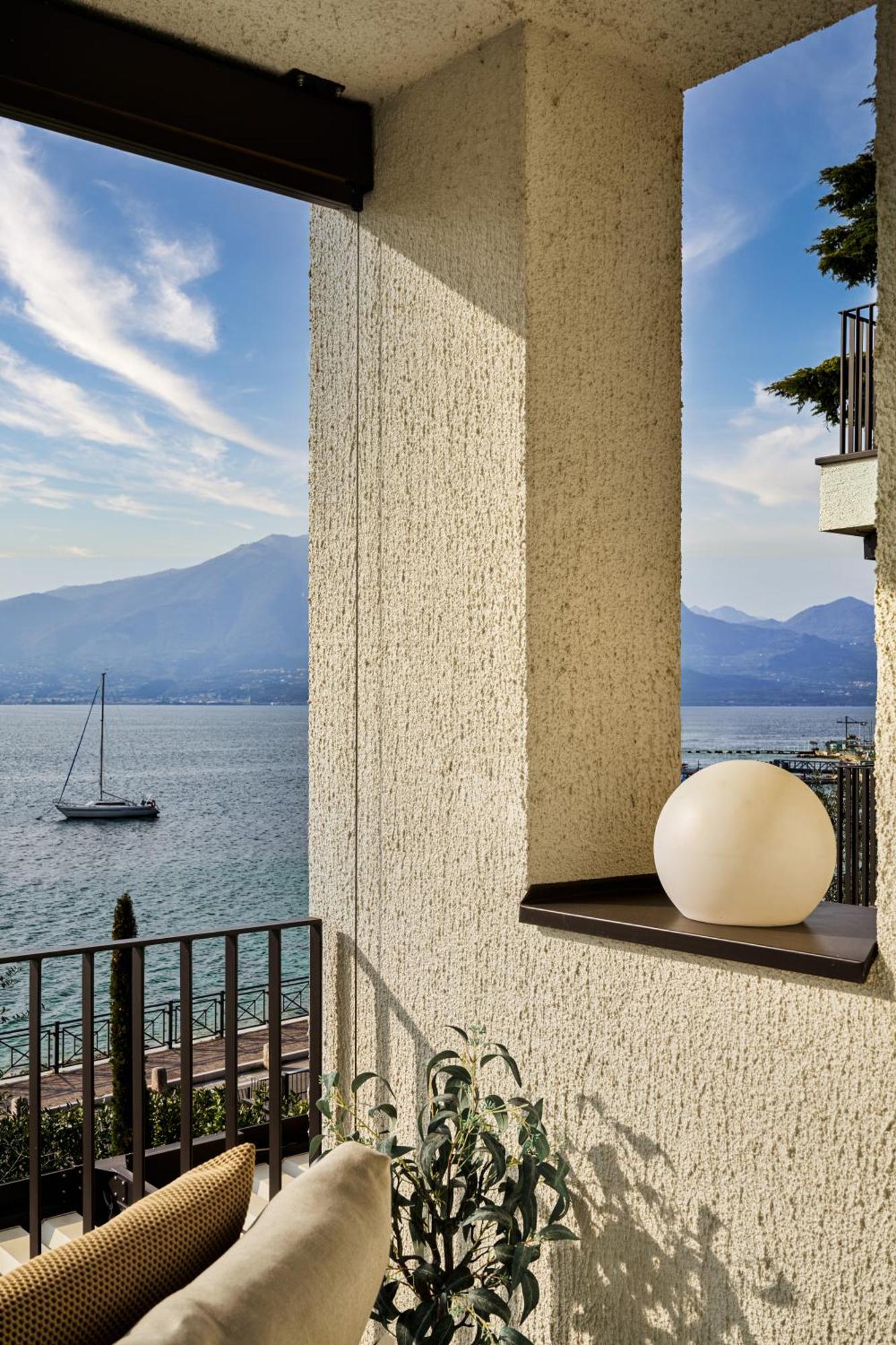 Salvatorehomes - Luxurious Dreamview Waterfront Apartment In Torri Del Benaco With Pool - Casa Azura - A 5 Star Luxury Collection At Lake Garda エクステリア 写真