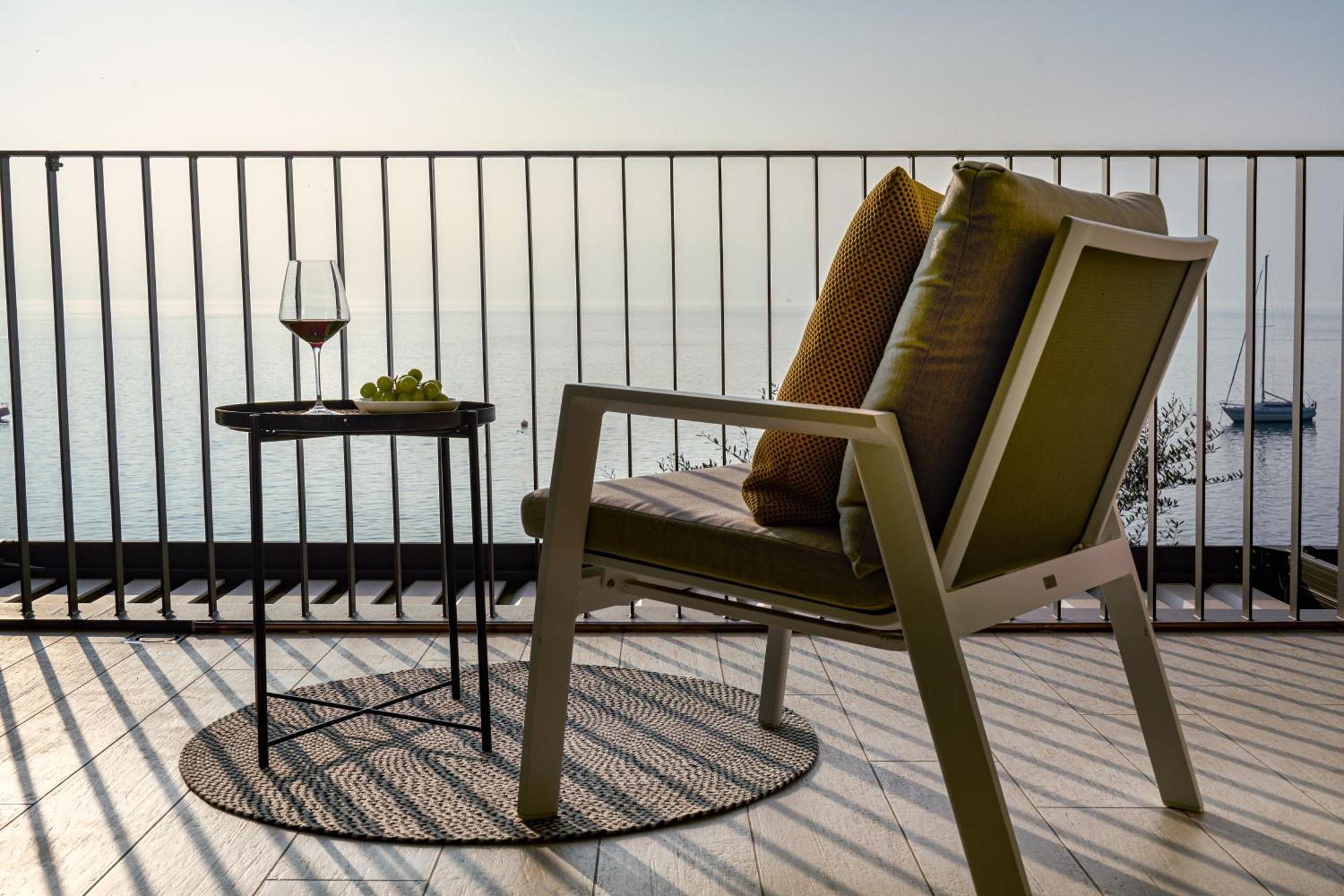 Salvatorehomes - Luxurious Dreamview Waterfront Apartment In Torri Del Benaco With Pool - Casa Azura - A 5 Star Luxury Collection At Lake Garda エクステリア 写真